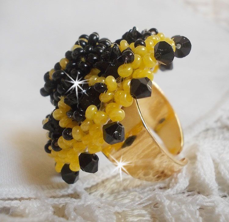 Dorine ring broderad med svart ros cabochons, en Crystal bezel och Jet och Yellow fröpärlor