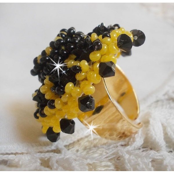 Dorine ring broderad med svart ros cabochons, en Crystal bezel och Jet och Yellow fröpärlor