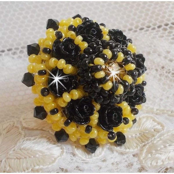 Dorine ring broderad med svart ros cabochons, en Crystal bezel och Jet och Yellow fröpärlor