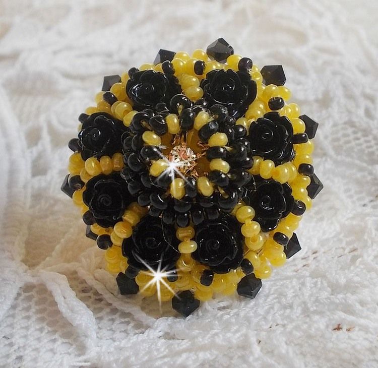 Dorine ring broderad med svart ros cabochons, en Crystal bezel och Jet och Yellow fröpärlor
