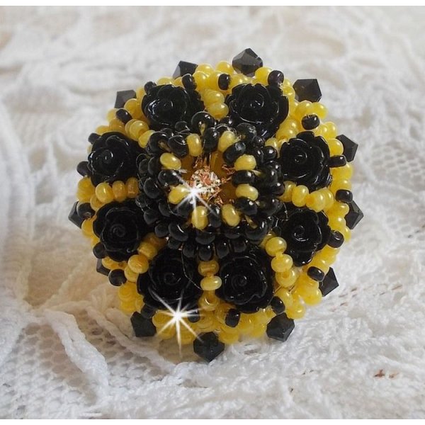 Dorine ring broderad med svart ros cabochons, en Crystal bezel och Jet och Yellow fröpärlor