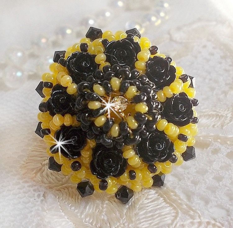 Dorine ring broderad med svart ros cabochons, en Crystal bezel och Jet och Yellow fröpärlor