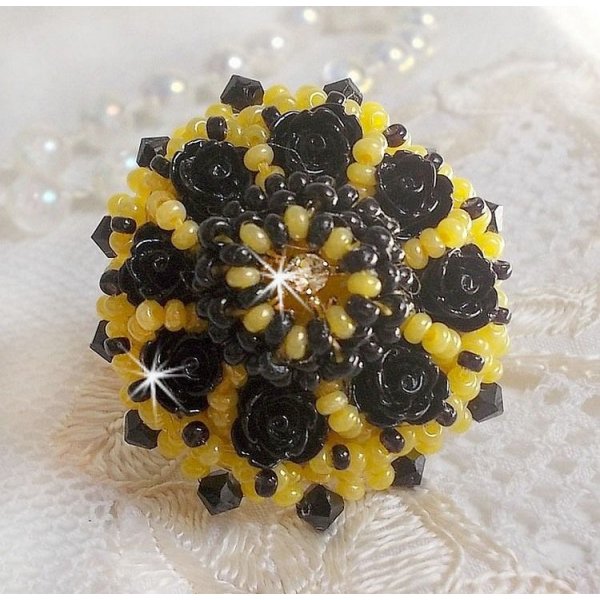 Dorine ring broderad med svart ros cabochons, en Crystal bezel och Jet och Yellow fröpärlor