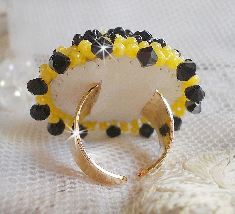 Dorine ring broderad med svart ros cabochons, en Crystal bezel och Jet och Yellow fröpärlor