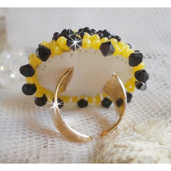 Dorine ring broderad med svart ros cabochons, en Crystal bezel och Jet och Yellow fröpärlor