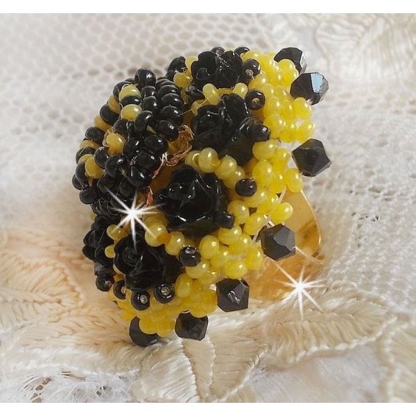 Dorine ring broderad med svart ros cabochons, en Crystal bezel och Jet och Yellow fröpärlor