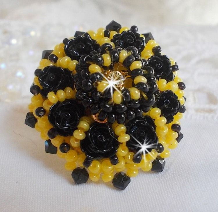Dorine ring broderad med svart ros cabochons, en Crystal bezel och Jet och Yellow fröpärlor