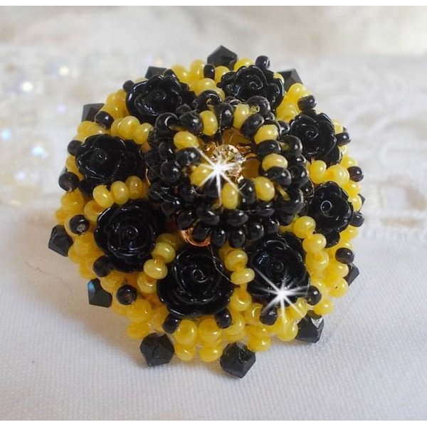 Dorine ring broderad med svart ros cabochons, en Crystal bezel och Jet och Yellow fröpärlor