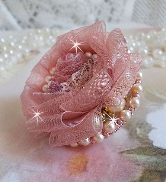 Douceur Poudr&eacute;e Haute-Couture-ring skapad med mycket fina spetsar, Old Rose Antique Organza-band, Swarovski-kristaller och Miyuki-fr&ouml;p&auml;rlor.