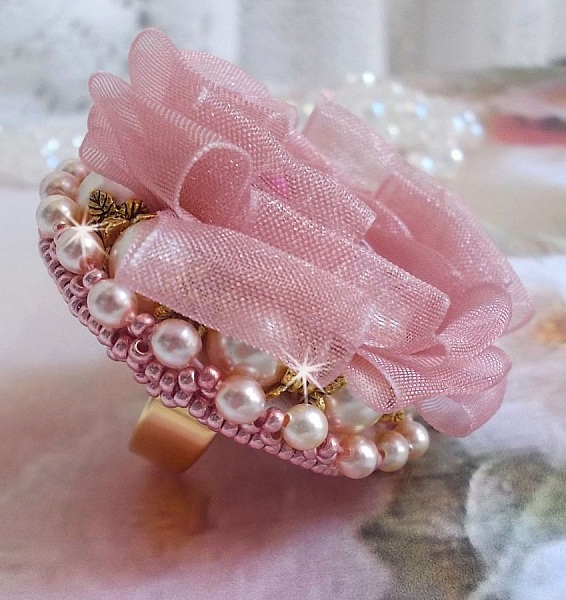 Douceur Poudr&eacute;e Haute-Couture-ring skapad med mycket fina spetsar, Old Rose Antique Organza-band, Swarovski-kristaller och Miyuki-fr&ouml;p&auml;rlor.
