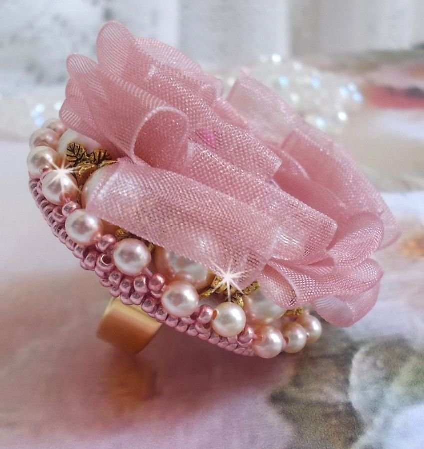 Douceur Poudrée Haute-Couture-ring skapad med mycket fina spetsar, Old Rose Antique Organza-band, Swarovski-kristaller och Miyuki-fröpärlor.