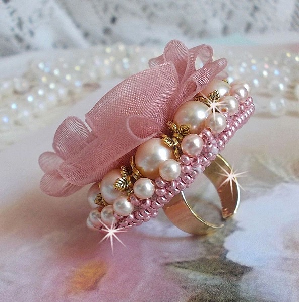 Douceur Poudr&eacute;e Haute-Couture-ring skapad med mycket fina spetsar, Old Rose Antique Organza-band, Swarovski-kristaller och Miyuki-fr&ouml;p&auml;rlor.