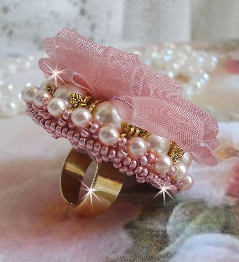 Douceur Poudrée Haute-Couture-ring skapad med mycket fina spetsar, Old Rose Antique Organza-band, Swarovski-kristaller och Miyuki-fröpärlor.