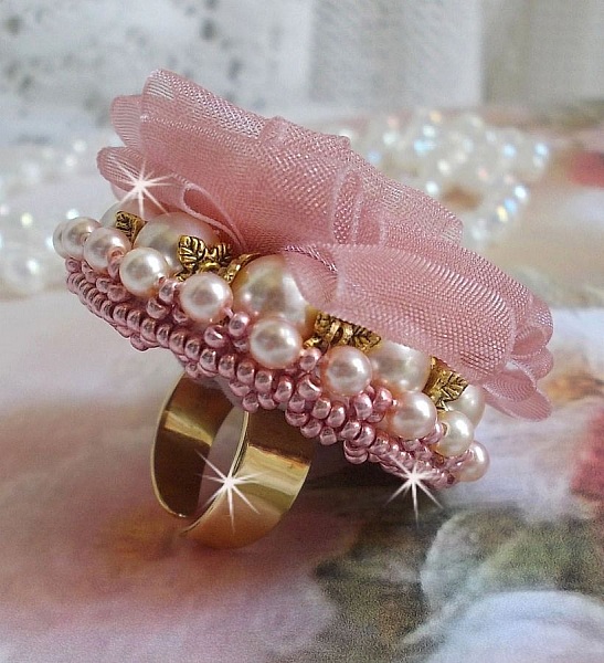 Douceur Poudr&eacute;e Haute-Couture-ring skapad med mycket fina spetsar, Old Rose Antique Organza-band, Swarovski-kristaller och Miyuki-fr&ouml;p&auml;rlor.