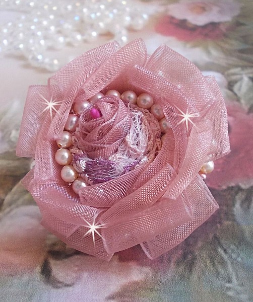 Douceur Poudr&eacute;e Haute-Couture-ring skapad med mycket fina spetsar, Old Rose Antique Organza-band, Swarovski-kristaller och Miyuki-fr&ouml;p&auml;rlor.