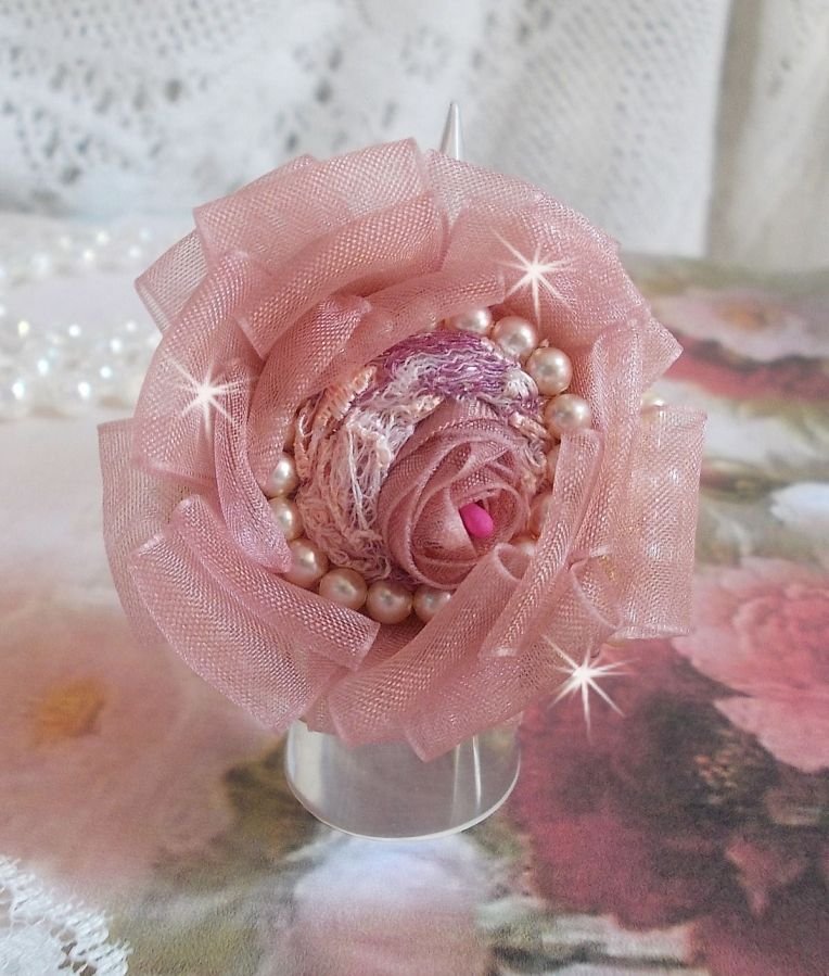 Douceur Poudrée Haute-Couture-ring skapad med mycket fina spetsar, Old Rose Antique Organza-band, Swarovski-kristaller och Miyuki-fröpärlor.