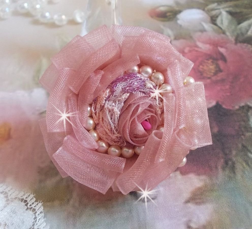 Douceur Poudrée Haute-Couture-ring skapad med mycket fina spetsar, Old Rose Antique Organza-band, Swarovski-kristaller och Miyuki-fröpärlor.