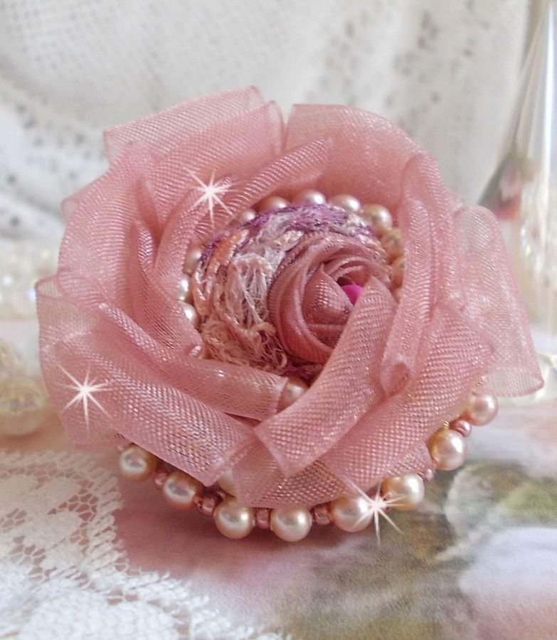 Douceur Poudrée Haute-Couture-ring skapad med mycket fina spetsar, Old Rose Antique Organza-band, Swarovski-kristaller och Miyuki-fröpärlor.