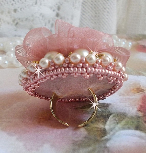 Douceur Poudr&eacute;e Haute-Couture-ring skapad med mycket fina spetsar, Old Rose Antique Organza-band, Swarovski-kristaller och Miyuki-fr&ouml;p&auml;rlor.