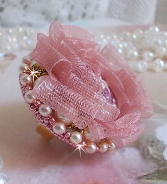 Douceur Poudr&eacute;e Haute-Couture-ring skapad med mycket fina spetsar, Old Rose Antique Organza-band, Swarovski-kristaller och Miyuki-fr&ouml;p&auml;rlor.