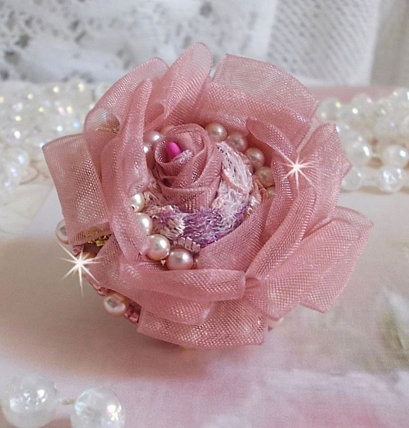 Douceur Poudr&eacute;e Haute-Couture-ring skapad med mycket fina spetsar, Old Rose Antique Organza-band, Swarovski-kristaller och Miyuki-fr&ouml;p&auml;rlor.