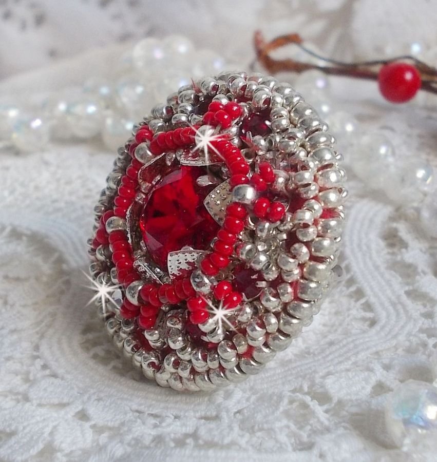 Drigon Red ring broderad med en röd Swarovski-kristallcabochon, silverbälten och fröpärlor.