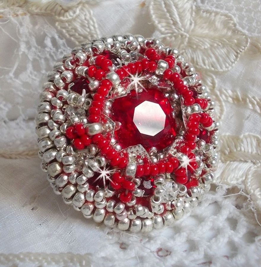 Drigon Red ring broderad med en röd Swarovski-kristallcabochon, silverbälten och fröpärlor.