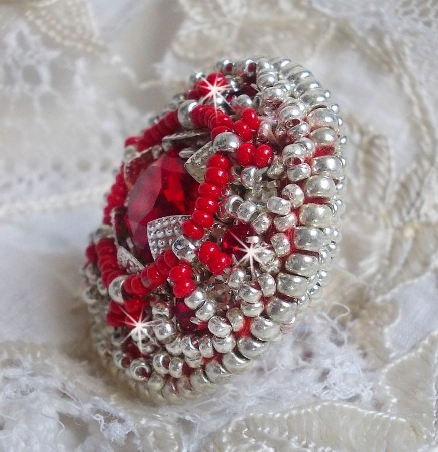 Drigon Red ring broderad med en röd Swarovski-kristallcabochon, silverbälten och fröpärlor.