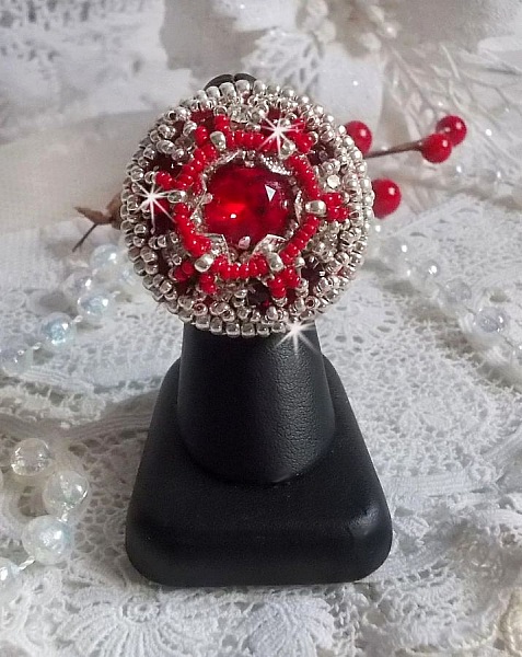 Drigon Red ring broderad med en r&ouml;d Swarovski-kristallcabochon, silverb&auml;lten och fr&ouml;p&auml;rlor.