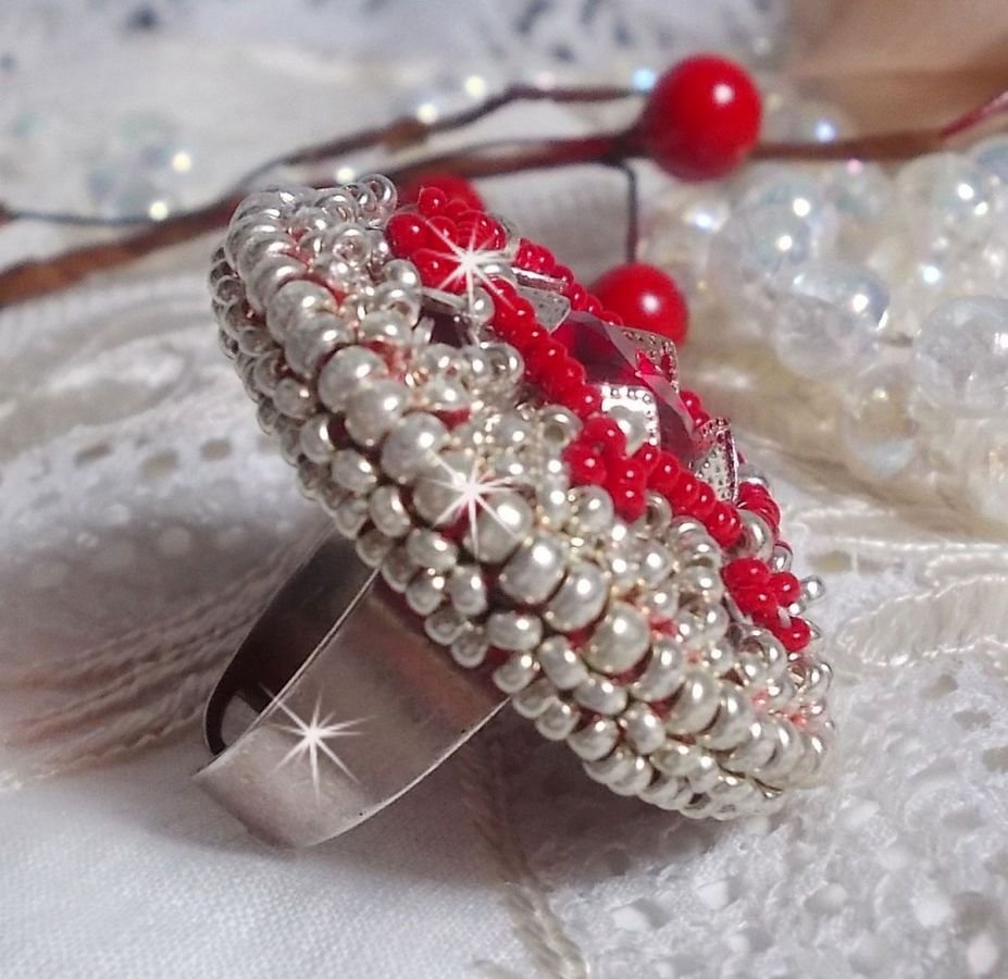 Drigon Red ring broderad med en röd Swarovski-kristallcabochon, silverbälten och fröpärlor.
