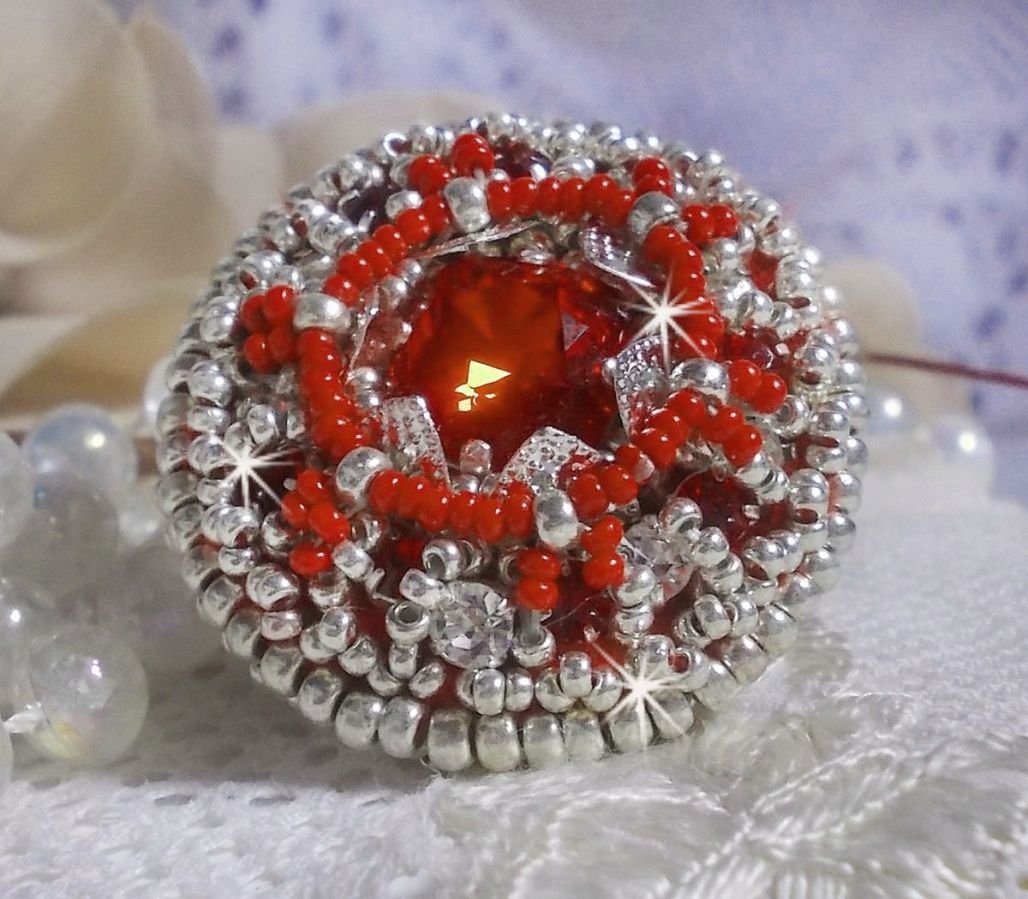 Drigon Red ring broderad med en röd Swarovski-kristallcabochon, silverbälten och fröpärlor.
