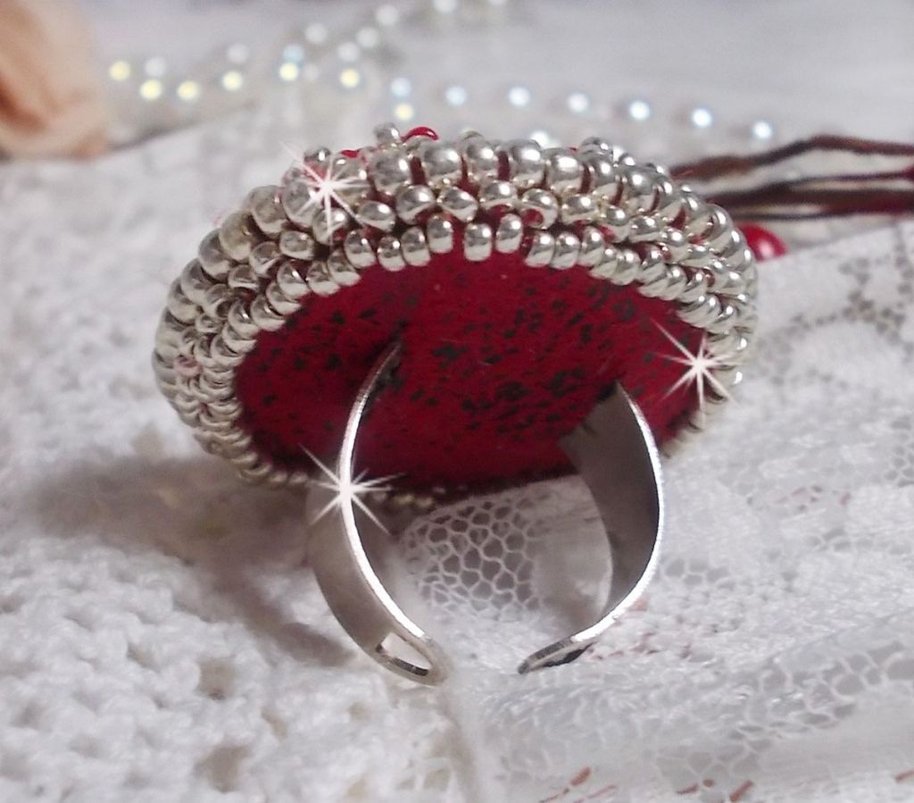Drigon Red ring broderad med en röd Swarovski-kristallcabochon, silverbälten och fröpärlor.