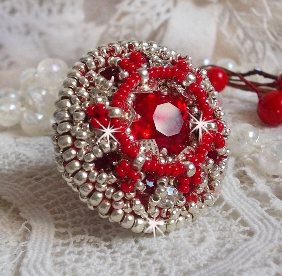 Drigon Red ring broderad med en röd Swarovski-kristallcabochon, silverbälten och fröpärlor.