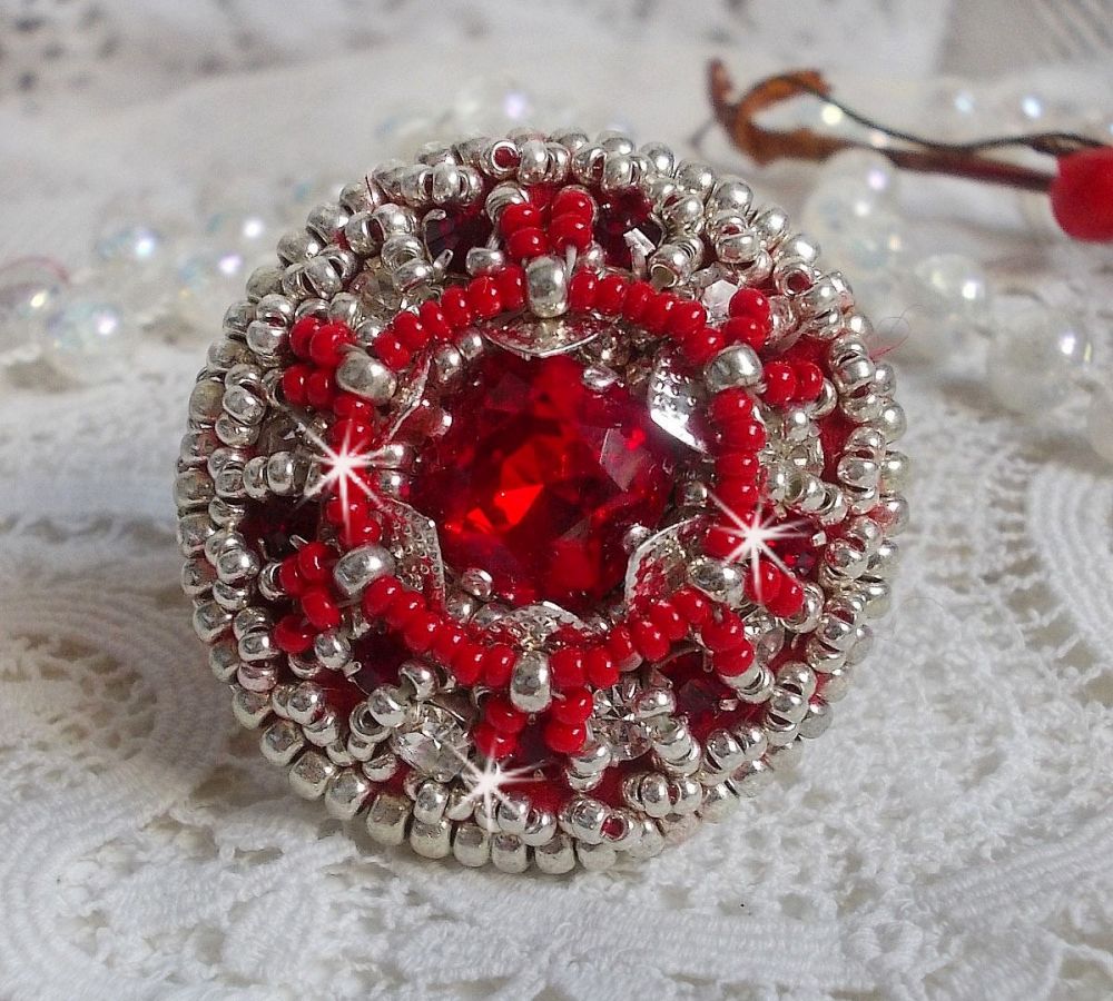 Drigon Red ring broderad med en röd Swarovski-kristallcabochon, silverbälten och fröpärlor.