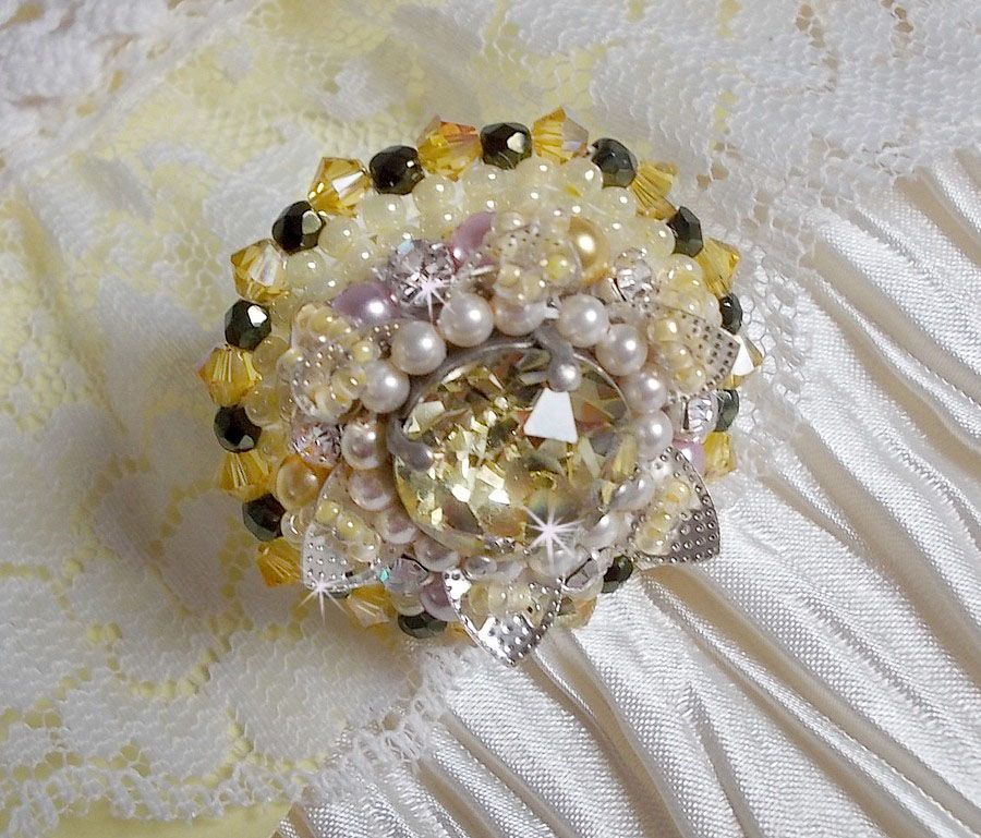 Blomsterring broderad med Swarovski-kristaller, runda pärlor, fröpärlor och ett ringstativ i 925/1000 silver.