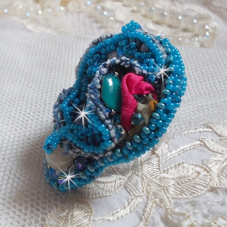 Far West ring i denim broderad med halvädelstenar La Sodalite, Jade och andra pärlor