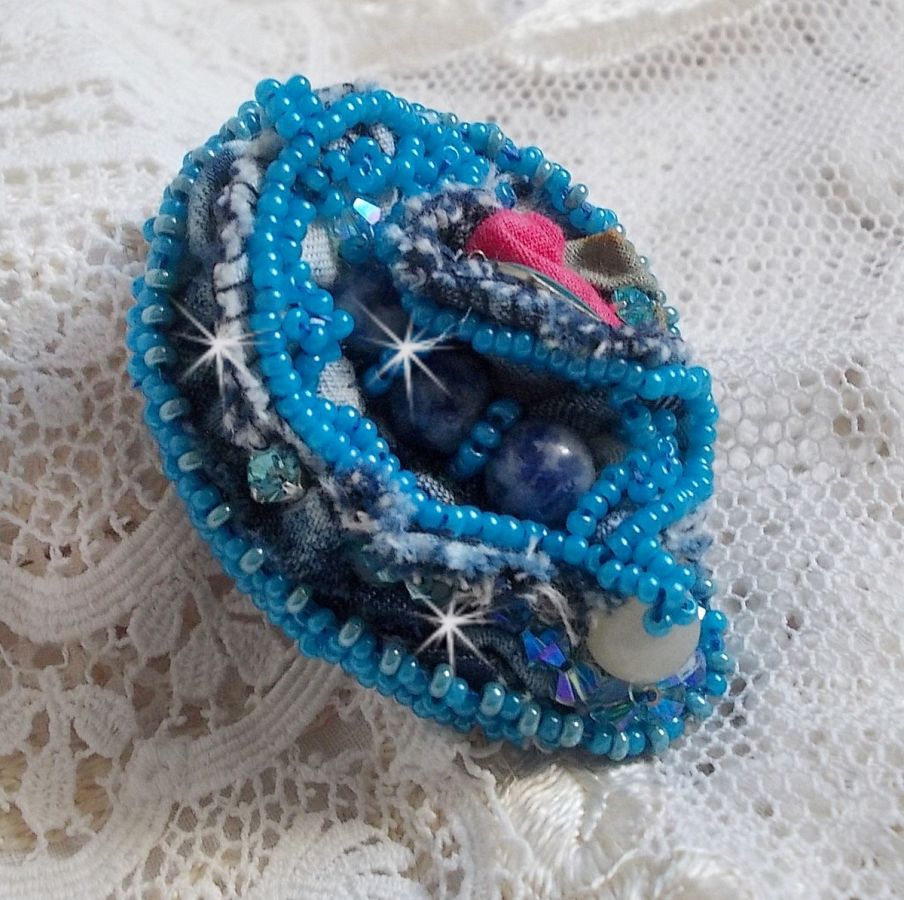 Far West ring i denim broderad med halvädelstenar La Sodalite, Jade och andra pärlor