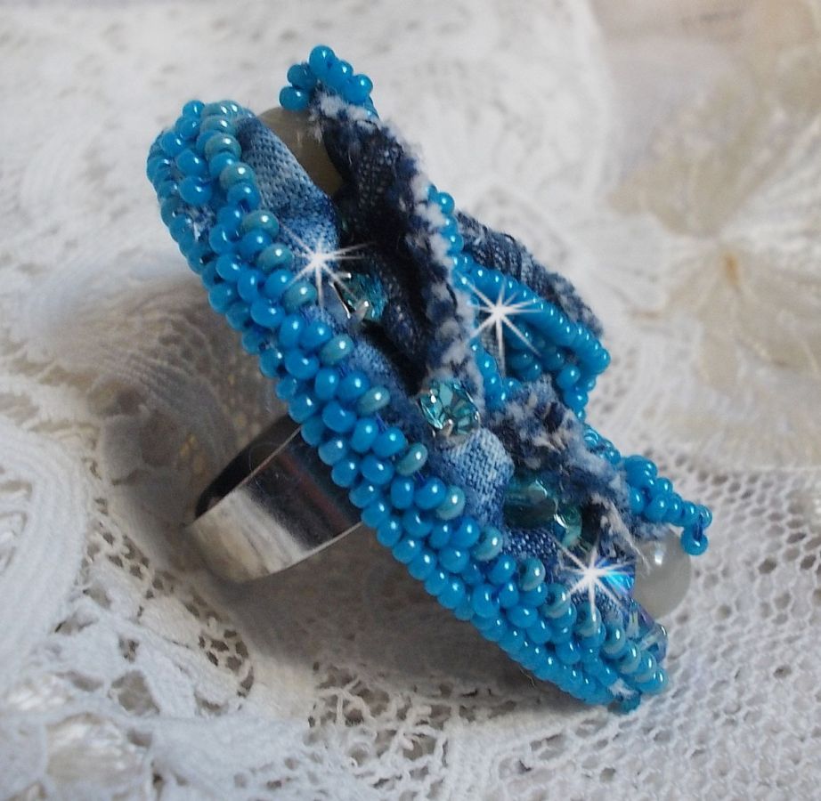 Far West ring i denim broderad med halvädelstenar La Sodalite, Jade och andra pärlor