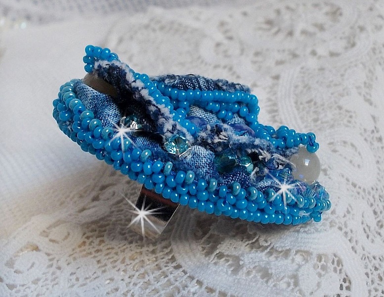 Far West ring i denim broderad med halv&auml;delstenar La Sodalite, Jade och andra p&auml;rlor