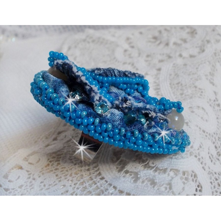 Far West ring i denim broderad med halvädelstenar La Sodalite, Jade och andra pärlor