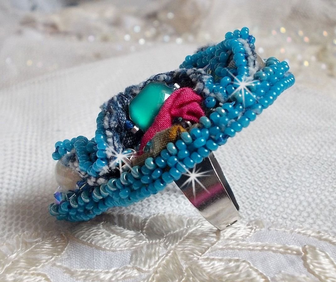 Far West ring i denim broderad med halvädelstenar La Sodalite, Jade och andra pärlor