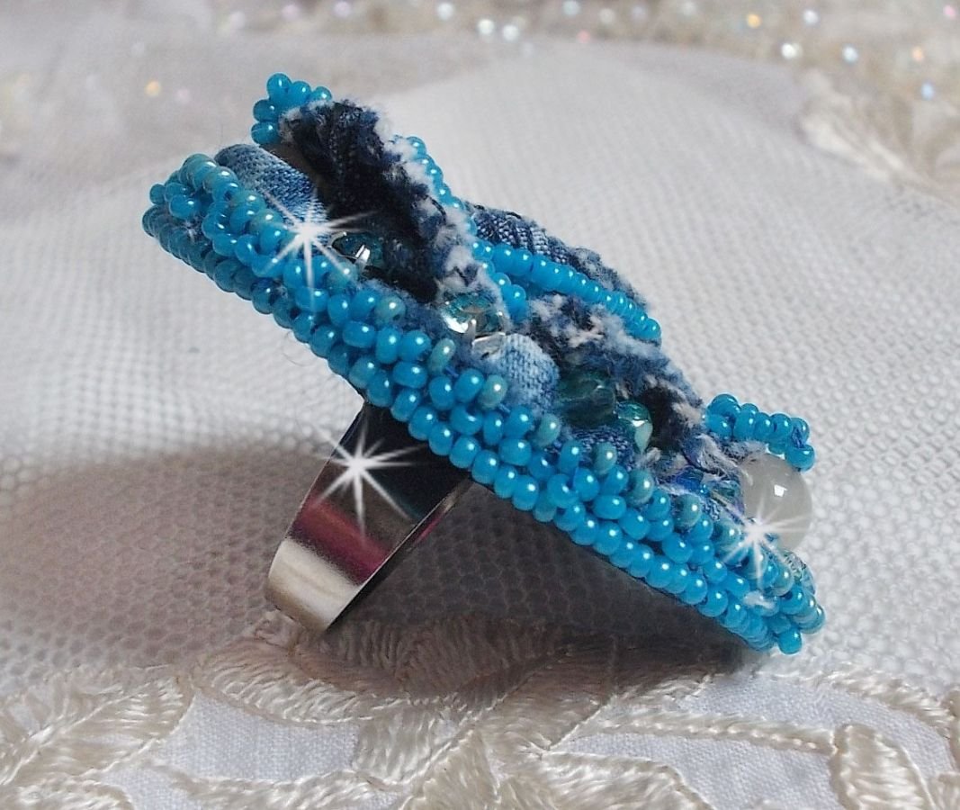 Far West ring i denim broderad med halvädelstenar La Sodalite, Jade och andra pärlor
