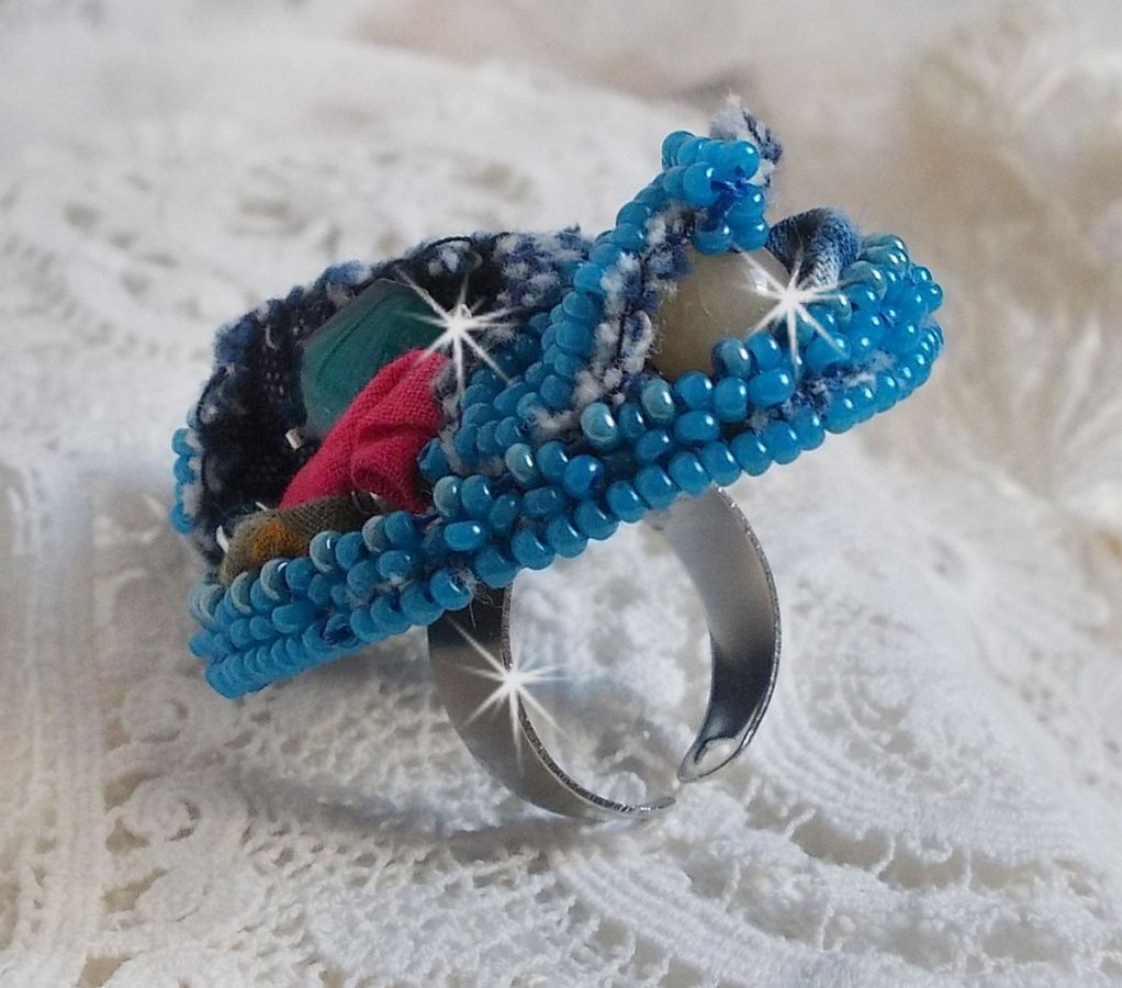 Far West ring i denim broderad med halvädelstenar La Sodalite, Jade och andra pärlor