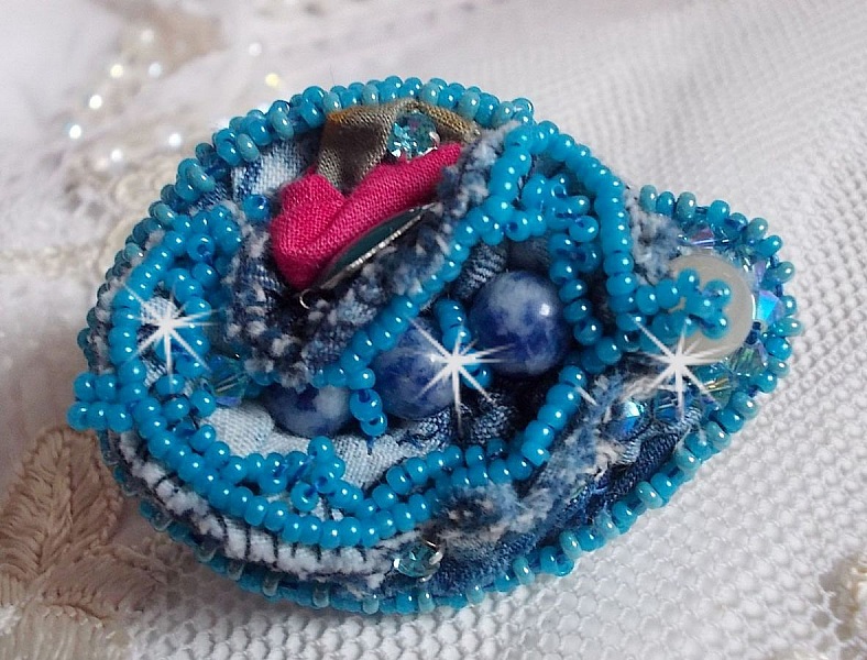 Far West ring i denim broderad med halv&auml;delstenar La Sodalite, Jade och andra p&auml;rlor