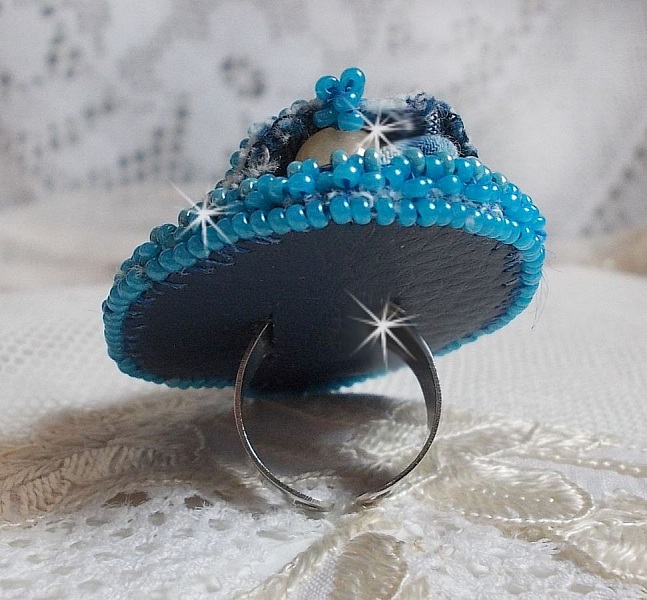 Far West ring i denim broderad med halv&auml;delstenar La Sodalite, Jade och andra p&auml;rlor