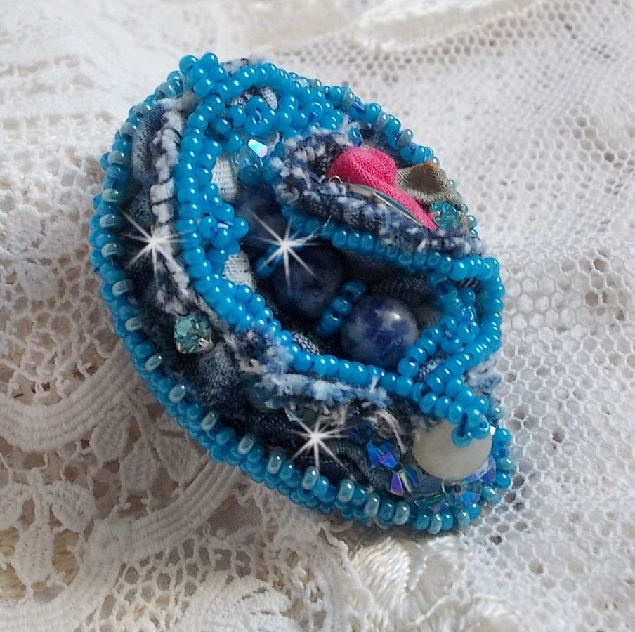 Far West ring i denim broderad med halvädelstenar La Sodalite, Jade och andra pärlor