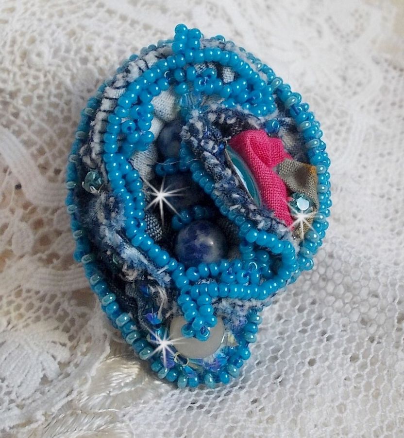 Far West ring i denim broderad med halvädelstenar La Sodalite, Jade och andra pärlor