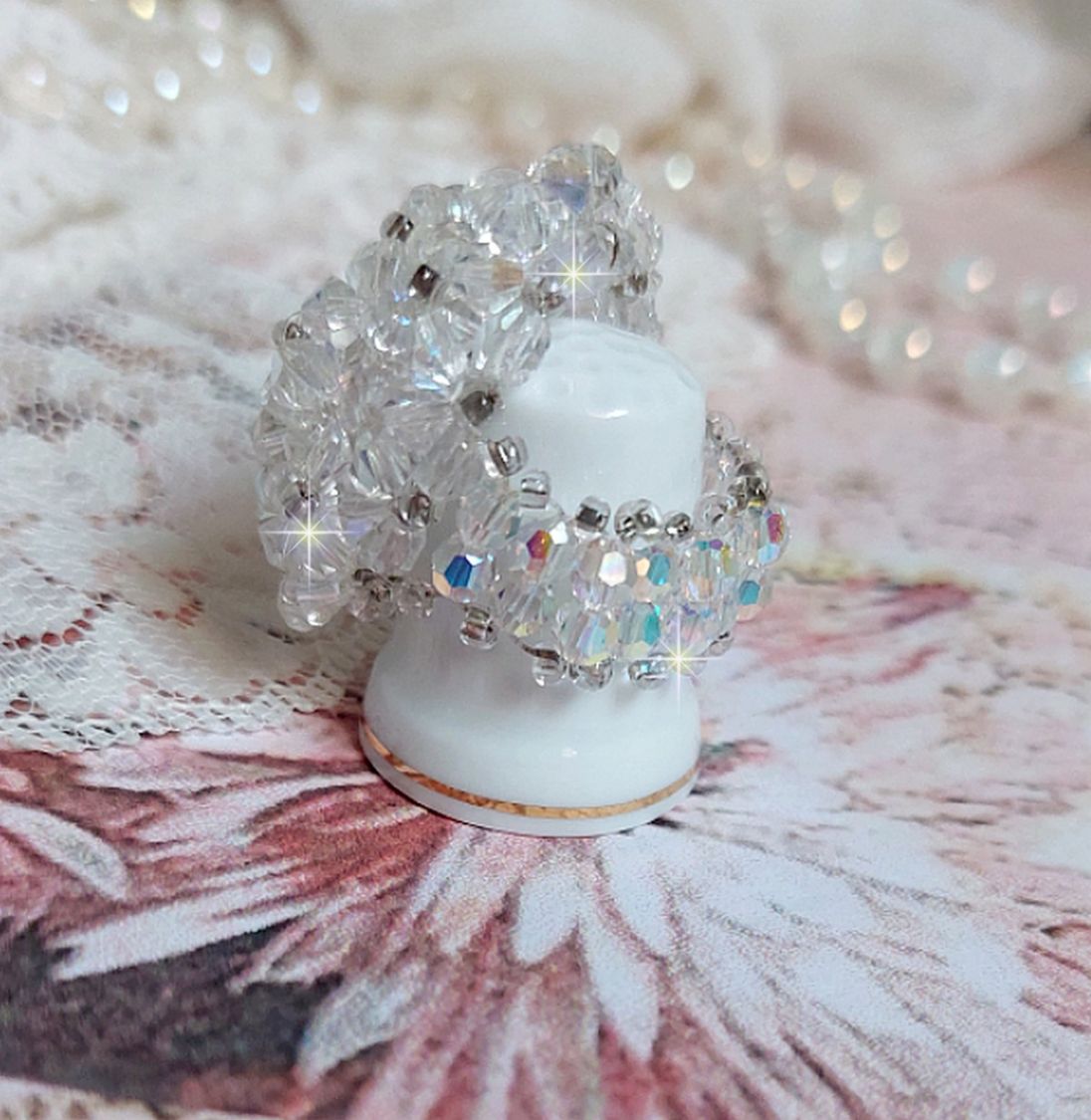 Flockring med facetter och snurrande toppar i Swarovski-kristall