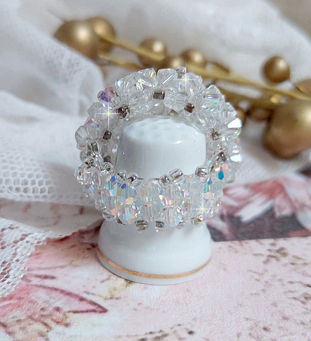 Flockring med facetter och snurrande toppar i Swarovski-kristall