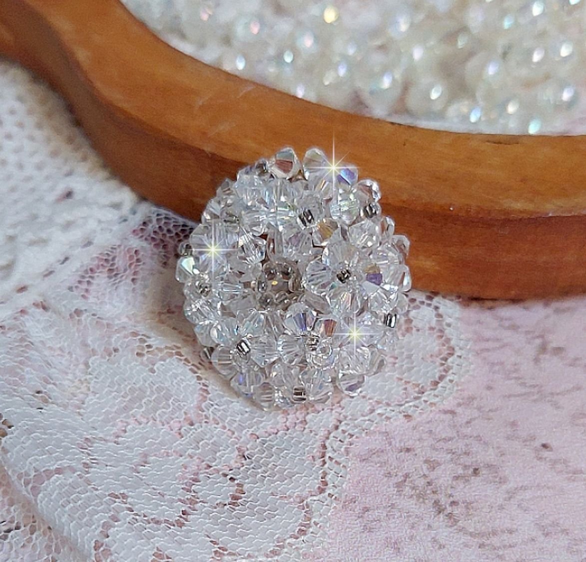Flockring med facetter och snurrande toppar i Swarovski-kristall